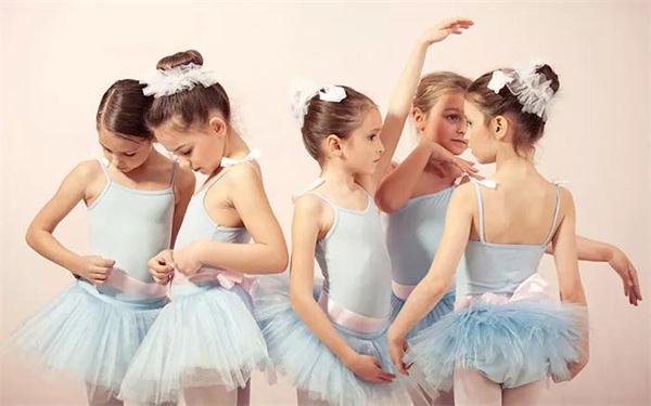 芭蕾应该怎么学？学芭蕾的孩子建议参加比赛吗？