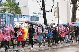 洛杉矶教职员工大规模罢工，大雨滂沱中游行，42万学生停课三天