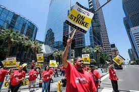 洛杉矶上万城市工人计划8月8日罢工，机场和港口或将乱