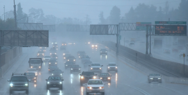 暴雨+雷电，洛杉矶今天气温骤降，开始入冬！