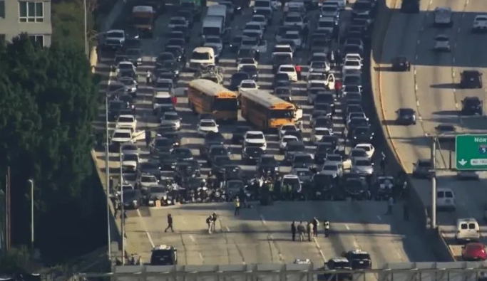 突发！示威者截断洛杉矶110高速交通，要求加沙停火