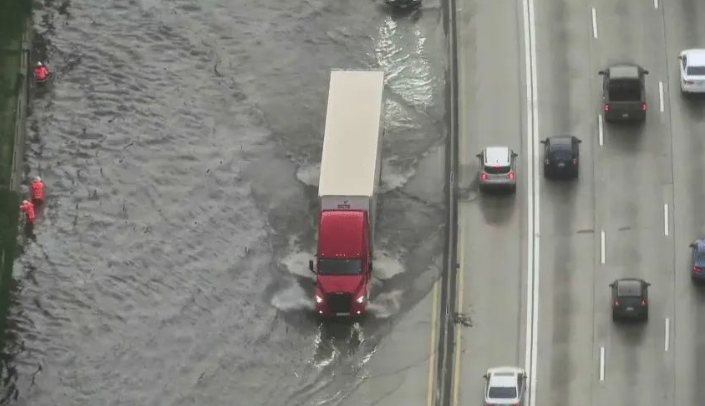 南加暴雨来袭！405高速被淹没，大树倒塌砸中车辆，SUV坠河两人溺亡