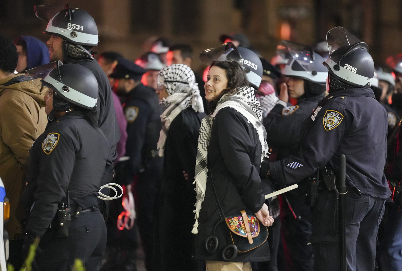 【学运清场】纽约镇暴警攻坚 哥伦比亚大学校园清场.逮捕数十人