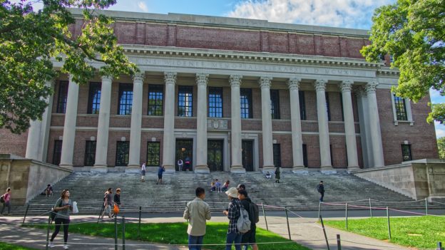 【科技教育】哈佛、耶魯大學為何走回頭路？要求入學學生繳「美版學測」成績