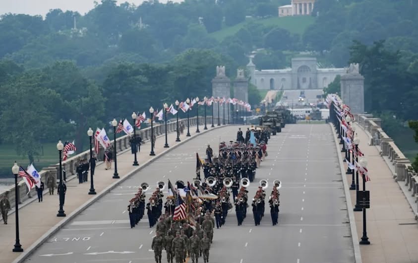 【盛大阅兵】美国华府陆军250周年盛大阅兵 各地民众以「无王日」为题上街抗议