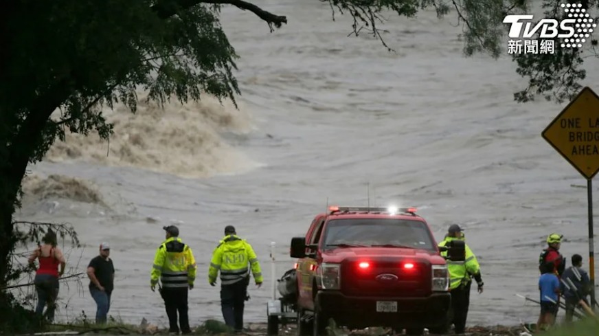 【極端天氣】美國極端天氣！ 內華達沙塵暴吹斷電杆 德州暴雨24死23失蹤