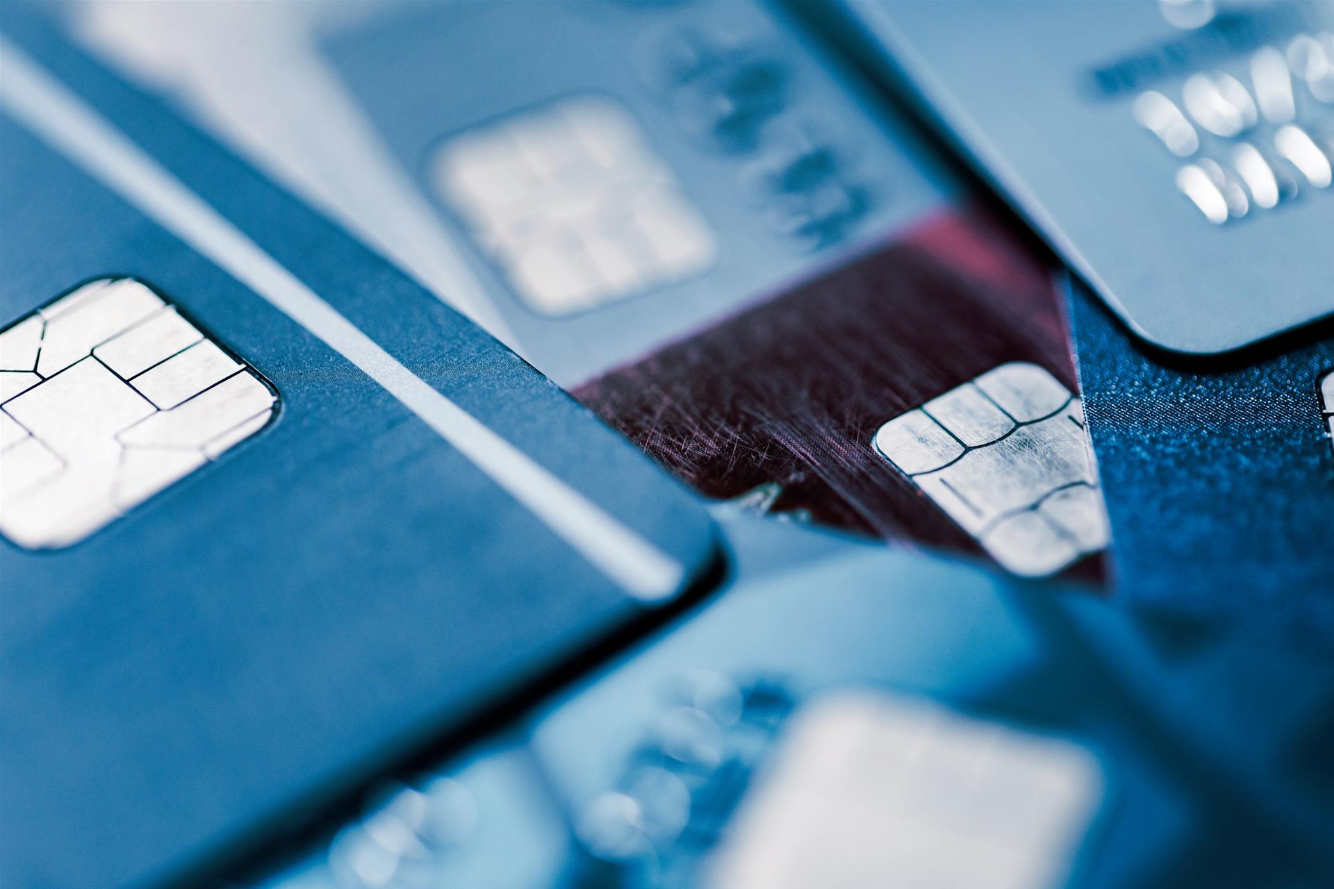 【監守自盜】美國郵差偷包裹「盜刷133張卡」 PO成疊現金高調炫富遭逮