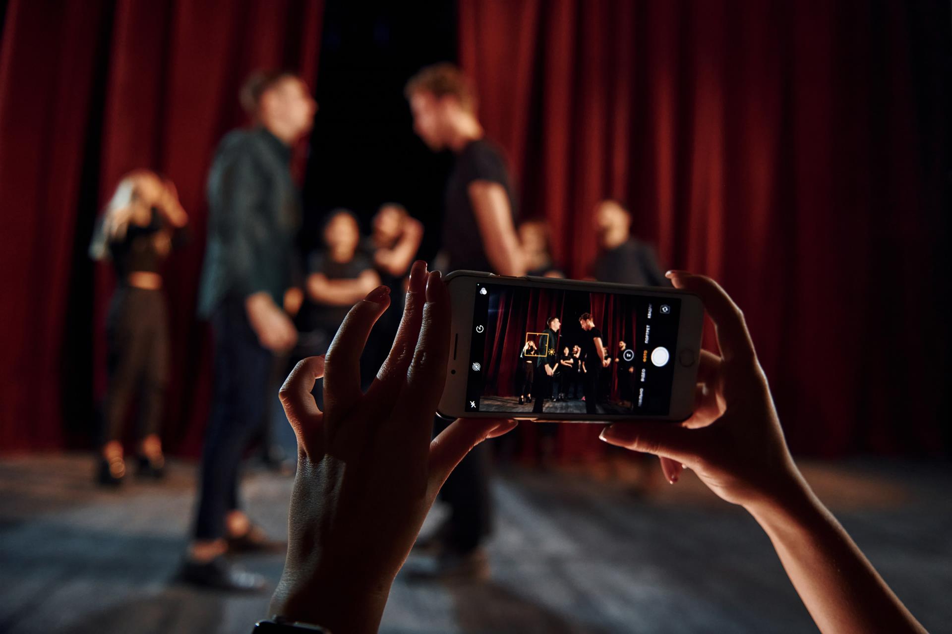 【假影片橫行】低成本高收益，AI 合成名人假影片橫行 YouTube