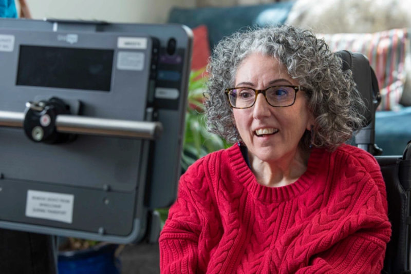 【重獲聲音】英國藝術家靠 8 秒錄音重獲聲音，AI 技術助漸凍症患者 25 年後再開口，孩子首次聽到母親聲音