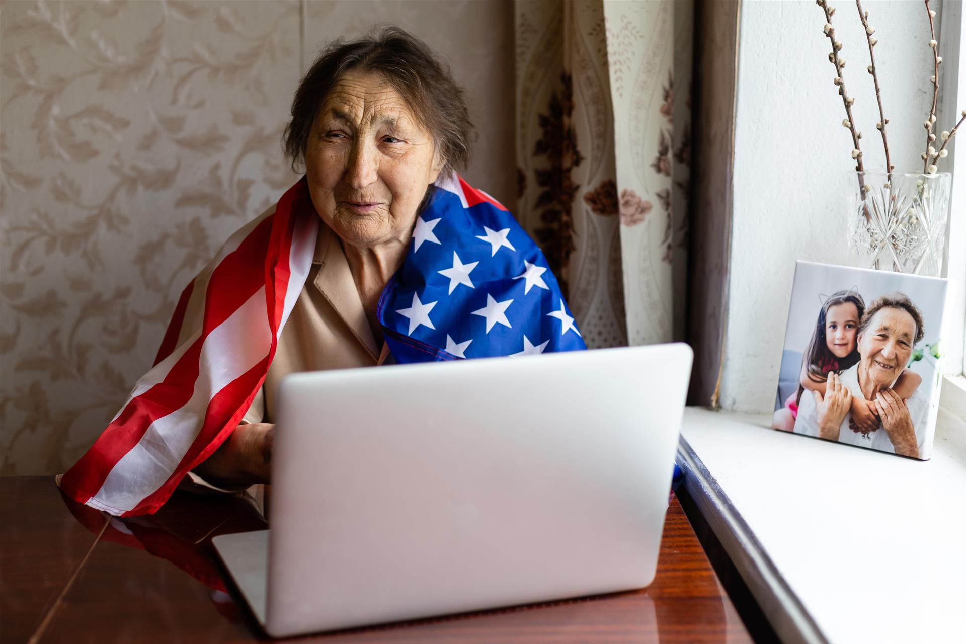 【不敢退休】美國殘酷現實！93歲嬤一身病痛不敢退休 天天滑手機找工作