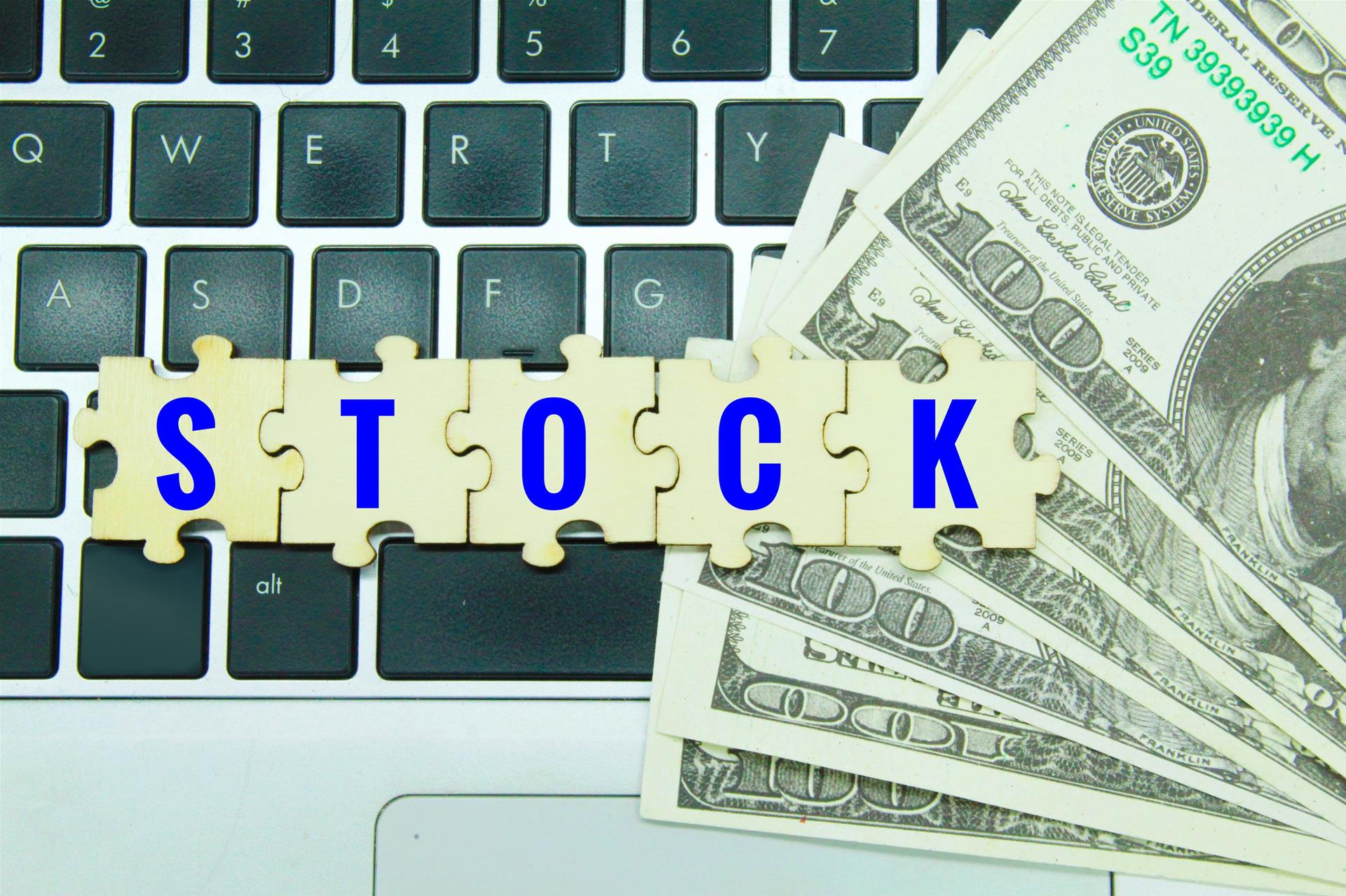 联准会明日降息？美股主要股指涨跌互现