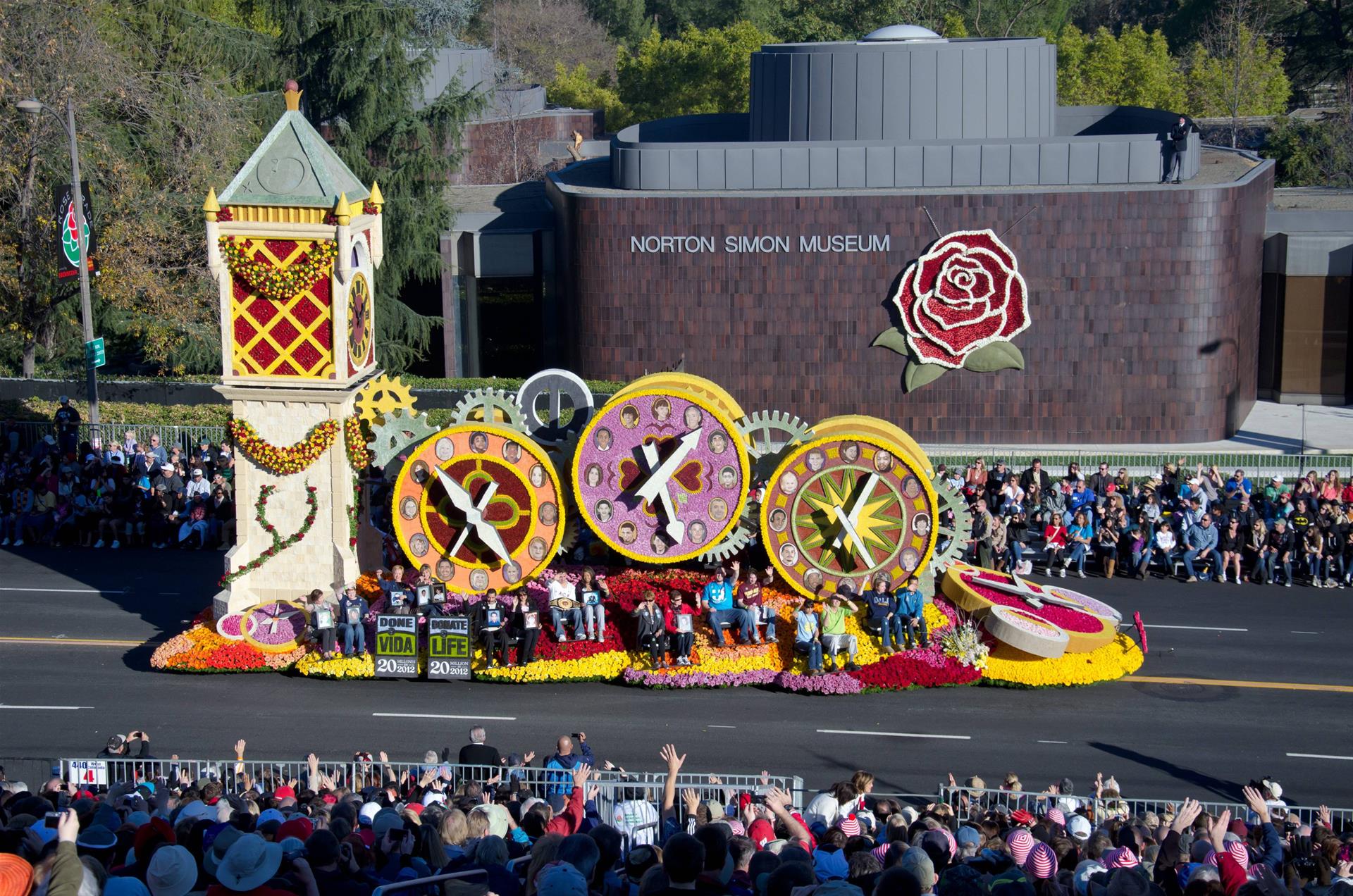 玫瑰花车游行向火灾受灾居民免费发放门票