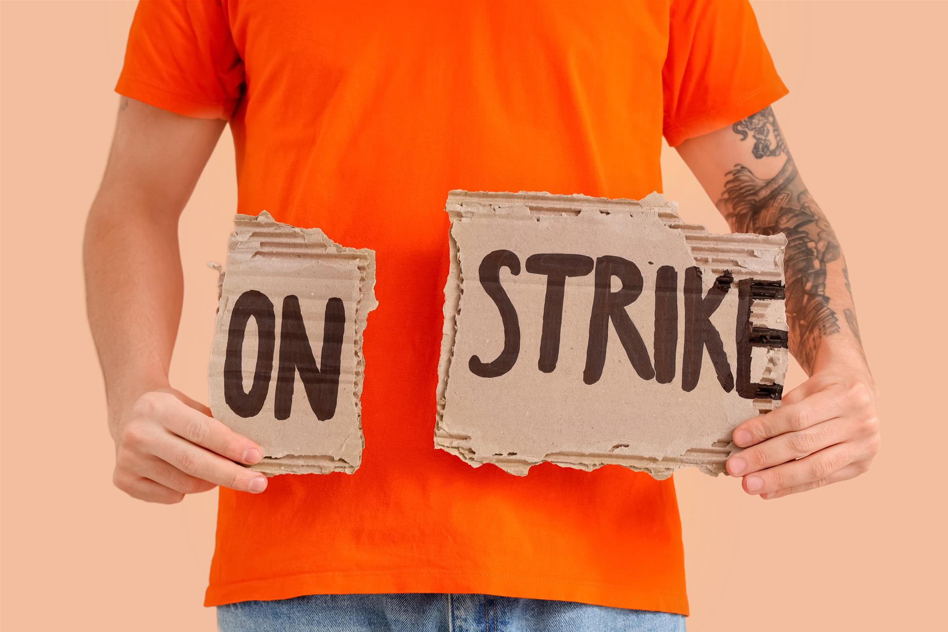 美国“全国停摆”！46州千个组织响应，不上班、不上学、不购物！