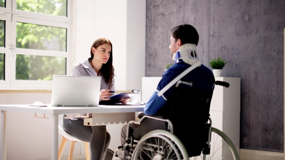 【法律】紧急疏散中被他人伤害：如何维权与索赔？ | BECKER LAW GROUP