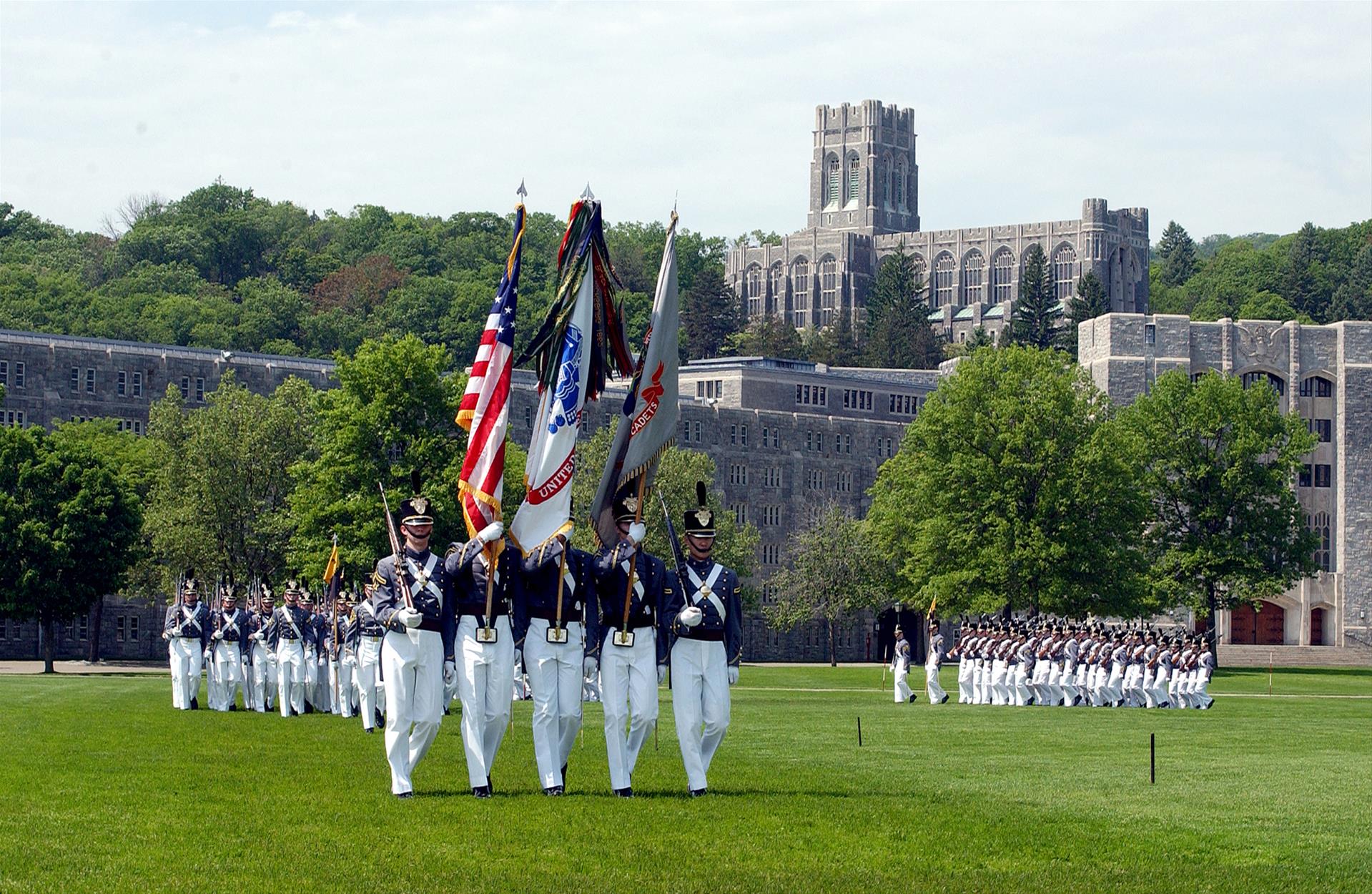 接触,身临其境感受顶尖名校的风采   西点军校是美国第一所军事学校