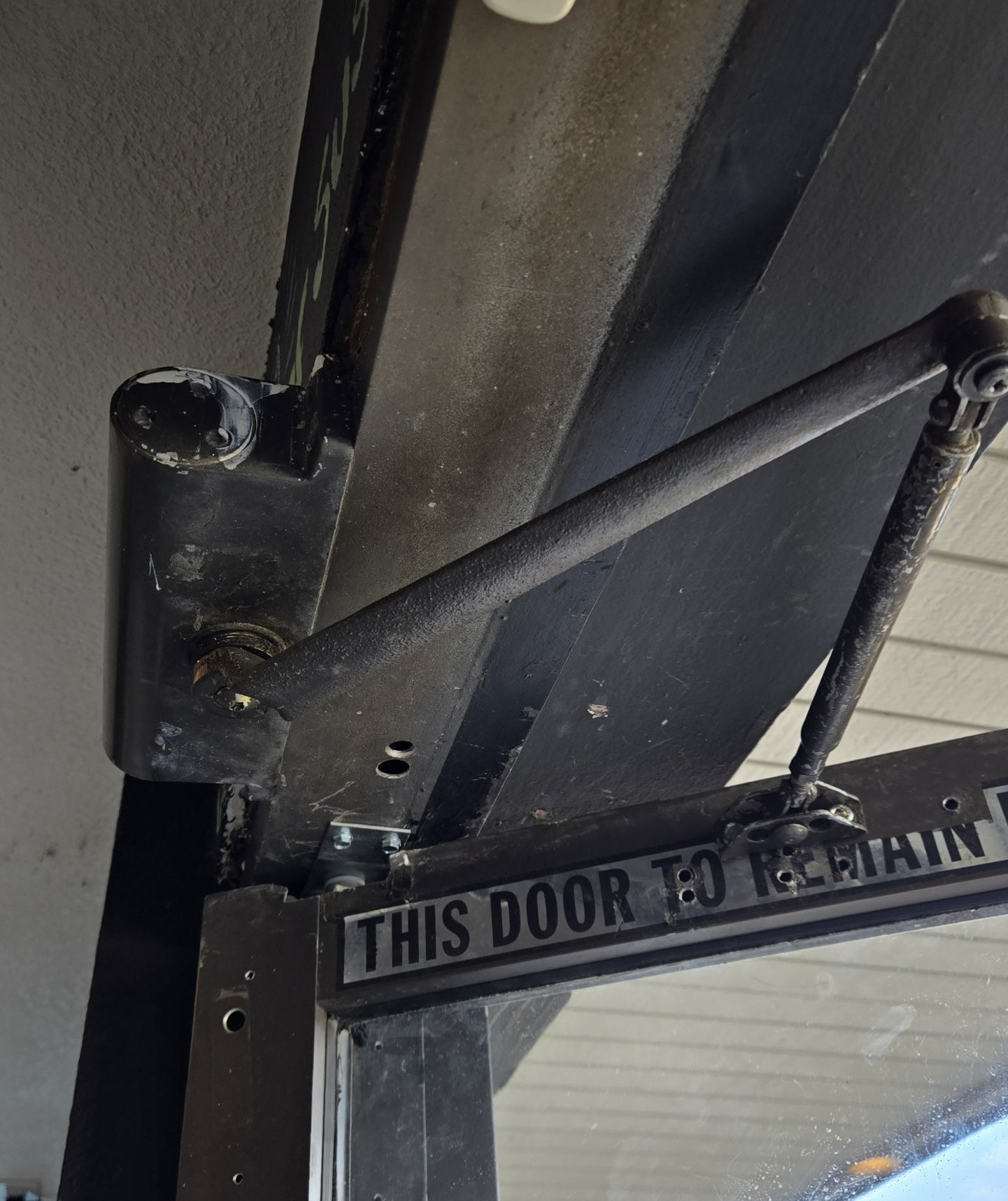 【门窗维修】超好开锁‧门窗维修‧水电完成商业店面玻璃门闭门器更换工程